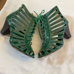 RASOLLI GREEN LACE UP CUT OUT SHOOTIES. ZIP UP BACK. NEW IN BOX